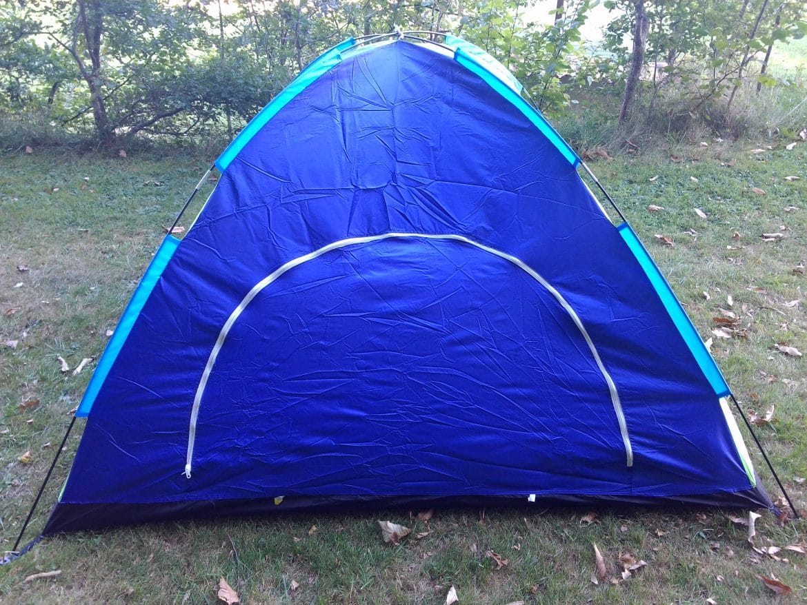 Cette petite tente compacte est idéale à transporter, facile à monter et démonter elle saura vous accompagner lors de vos vacances ou week end.