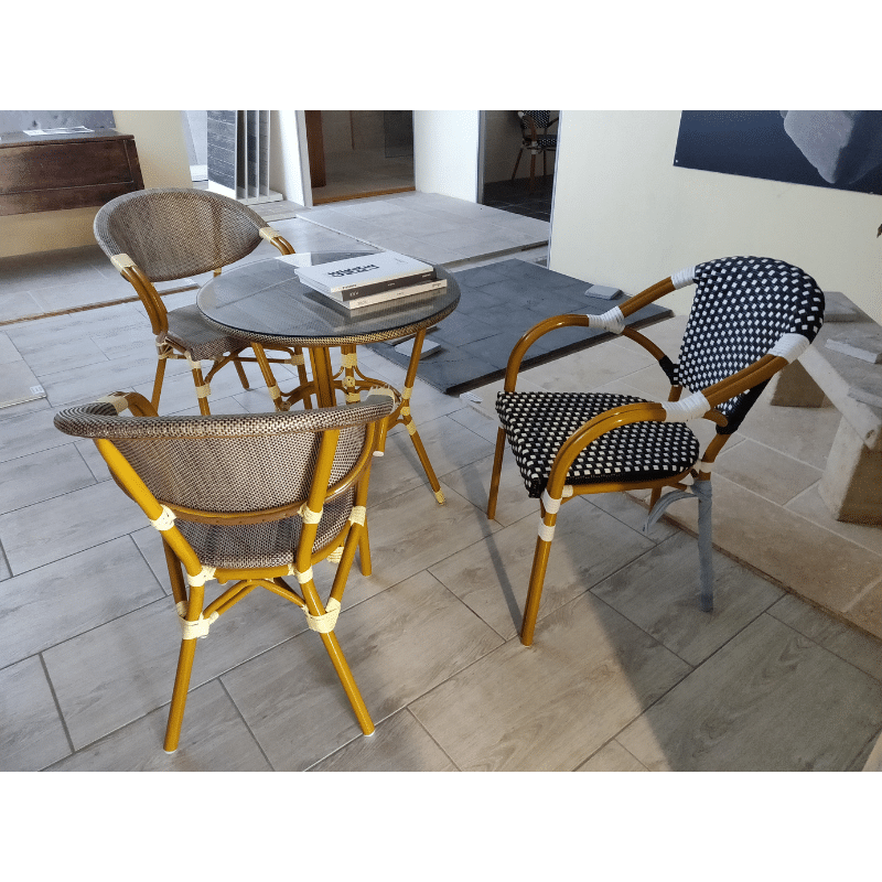 Ensemble de terrasse bistrot 2 places composée de 2 chaises et une une petite table ronde.